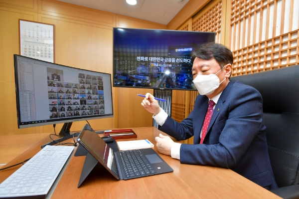 권준학 농협은행장이 전국의 임직원들과 화상 회의를 진행하고 있다 / 사진 제공 = NH농협은행