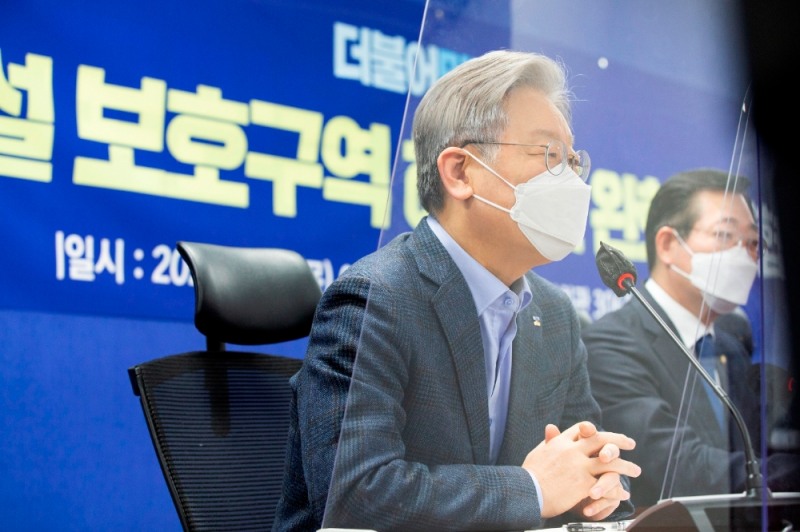당정협의에서의 이재명 지사 모습(왼쪽)