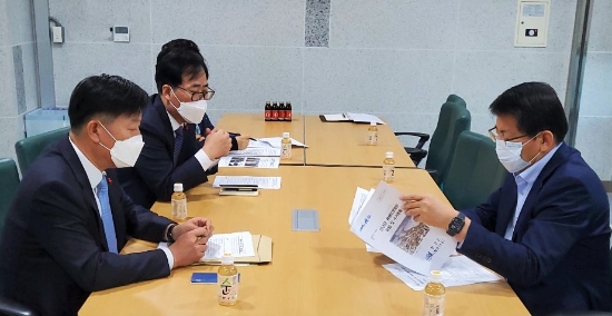 서삼석 의원(오른쪽)이 괭생이모자반 피해대응방안 마련 관계기관 긴급회의를 가졌다/사진=서삼석 의원 사무실