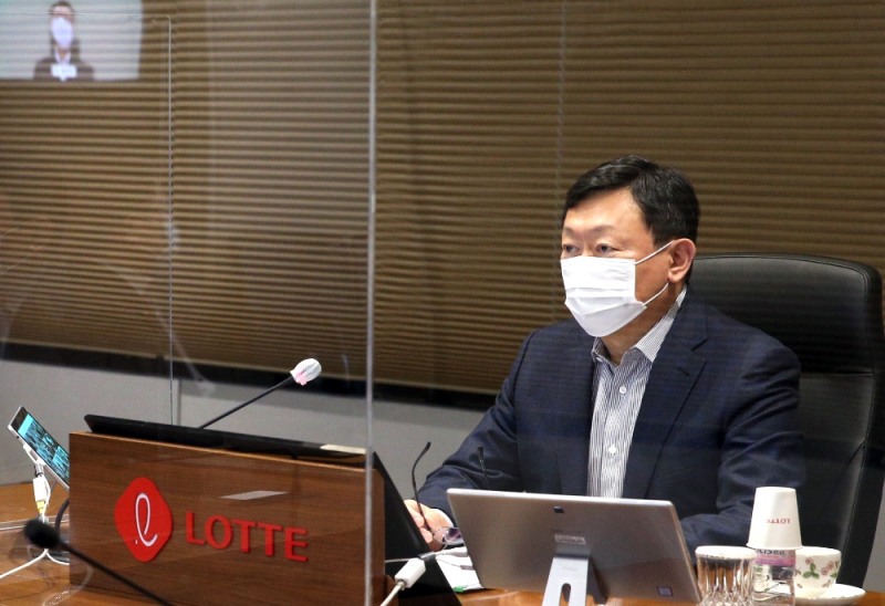 13일, 신동빈 롯데 회장이 화상회의 방식으로 진행된 '2021 상반기 롯데 VCM(Value Creation Meeting)'에 참여하고 있다.