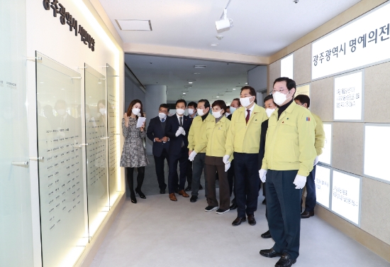 이용섭 광주광역시장이 14일 오전 시청 1층 시민홀에서 열린 광주광역시 명예의 전당 제막식에 참석해 김용집 광주시의회 의장, 한상원 광주사회복지공동모금회장 등 내빈들과 명예의 전당 내부를 살펴보고 있다./사진=광주시