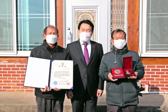 68년 만에 가족 품에 안긴 6.25전쟁 화랑무공훈장/사진=장흥군