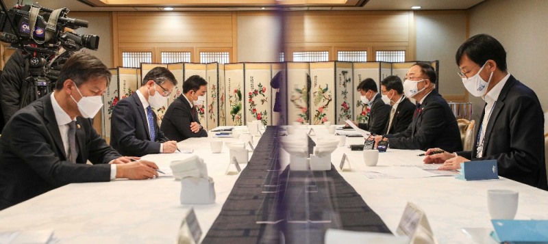 홍남기 경제부총리 겸 기획재정부 장관이 15일 서울 종로구 정부서울청사에서 열린 '제13차 부동산시장 점검 관계장관회의'에 참석해 발언 하고 있다. (공동취재사진)