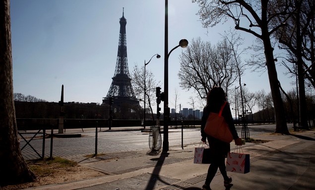 2020년 3월 26일(현지시간) 신종 코로나바이러스 감염증(코로나19) 확산을 막기 위한 봉쇄령으로 텅 빈 프랑스 파리의 거리를 한 행인이 걸어가고 있다.