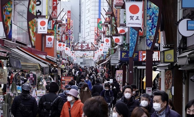 지난 11일 일본 도쿄 우에노 쇼핑 거리를 신종 코로나바이러스 감염증(코로나19) 예방을 위해 마스크를 착용한 시민들이 둘러보고 있다.