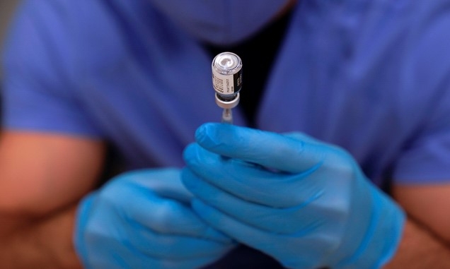 5일(현지시간) 미국 미시간 사우스필드 지역에서 한 의료진이 주민들의 2회차 접종을 준비 중이다.