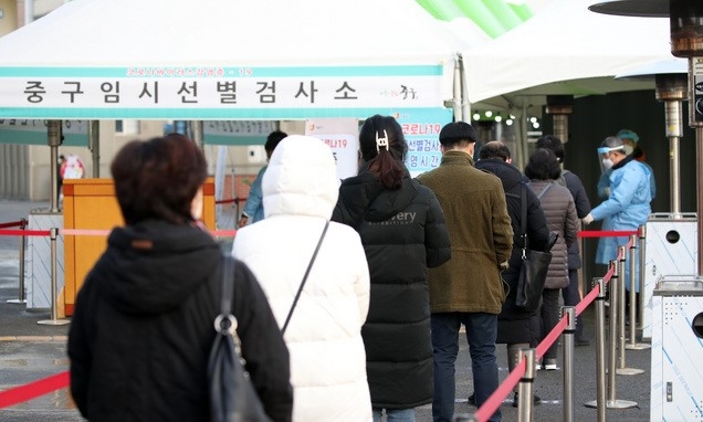 524명의 신규 코로나19 확진자가 발생한 14일 오전 서울역 광장에 설치된 중구 임시 선별검사소에서 시민들이 검사를 받기 위해 줄을 서고 있다.