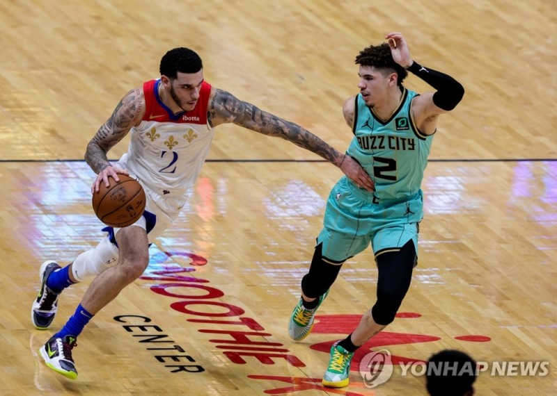 라멜로 볼(오른쪽)이 형 론조의 공격을 막고 있다.