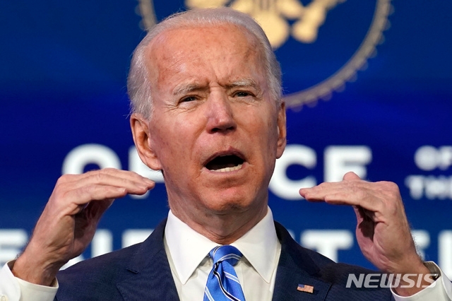 조 바이든 미국 대통령 당선인이 14일(현지시간) 델라웨어주 윌밍턴에서 기자회견을 하고 있다. 그는 이날 1조9000억 달러(약 2082조4000억원) 규모의 경기 부양안을 확정하고 '국민 통합'을 위해 의회가 신속한 결정을 내려야 한다고 당부했다.