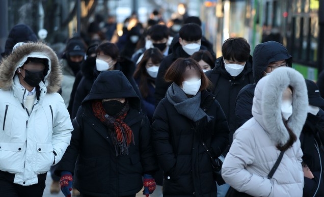 지난 8일 오전 서울 구로구 구로디지털단지역 사거리에 시민들이 두터운 옷을 입고 출근길을 재촉하고 있다.