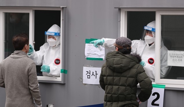 15일 서울 청량리역 신종 코로나바이러스 감염증(코로나19) 임시선별검사소에서 의료진이 검사 업무를 하고 있다.