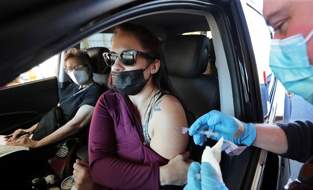 14일(현지시간) 미국 조지아주 뉴넌에서 한 여성이 어머니와 함께 드라이브스루 방식으로 신종 코로나바이러스 감염증(코로나19) 백신을 접종하고 있다. 2