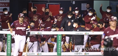 키움은 최근 8년 동안 강팀으로 이미지를 굳혔다. 하지만 2021시즌 김하성의 메이저리그 진출, 베테랑 불펜 FA인 김상수의 이적으로 전력약화가 불가피해졌다. 과연 2021년은?