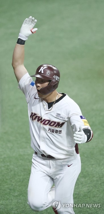 박병호가 최악의 시즌을 보내는 동안 김하성은 역대 최고 시즌을 마치면서 메이저리그 진출의 꿈을 이루었다. 이제는 김하성의 공백을 박병호가 메꾸어 줄 차례가 됐다.