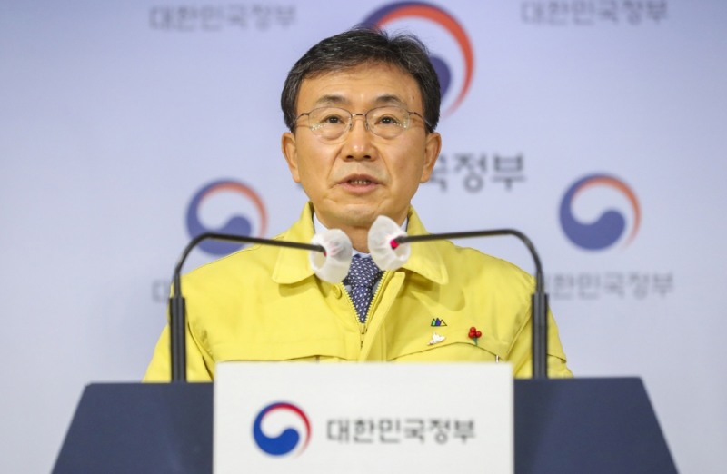 권덕철 보건복지부 장관이 2일 오전 서울 종로구 정부서울청사 합동브리핑실에서 정례브리핑을 하고 있다. (사진=보건복지부 제공)