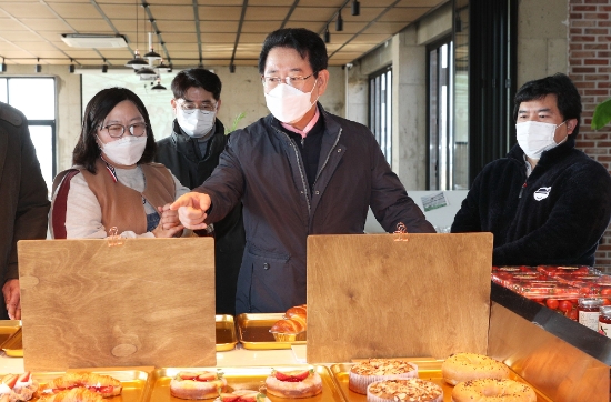 김영록 전라남도지사가 16일 오전 보성군 조성면 청년여성농업인 사업현장인 싱싱농원 딸기베이킹 체험장을 방문, 김소영 대표로부터 딸기를 이용해 만든 케익, 타르트 등 다양한 콘텐츠에 대해 설명을 듣고 있다./사진=전라남도