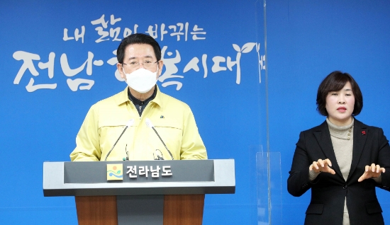 김영록 전라남도지사가 16일 오후 도청 브리핑룸에서 코로나19 사회적 거리두기 2단계 2주간 연장과 영암 관음사, 강진 흥덕사 코로나 확진자 발생에 따른 도민호소문을 발표하고 있다./사진=광주시