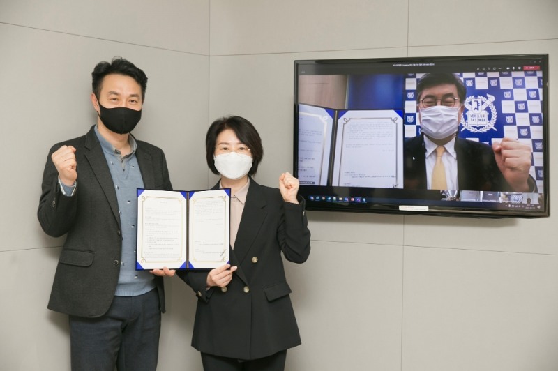 서울대학교 아카데미 프로그램을 추진을 위해 (왼쪽부터)KT Cloud/DX사업본부장 이미희 상무, Cloud사업담당 김주성 상무, 서울대 공과대학장 차국헌 교수가 비대면 방식으로 서면 협약을 맺었다.
