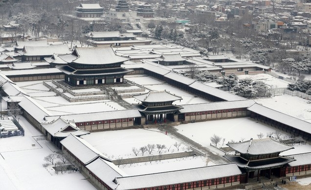 수도권 지역에 폭설이 내린 뒤인 13일 서울 경복궁 내가 눈에 덮여 있다.