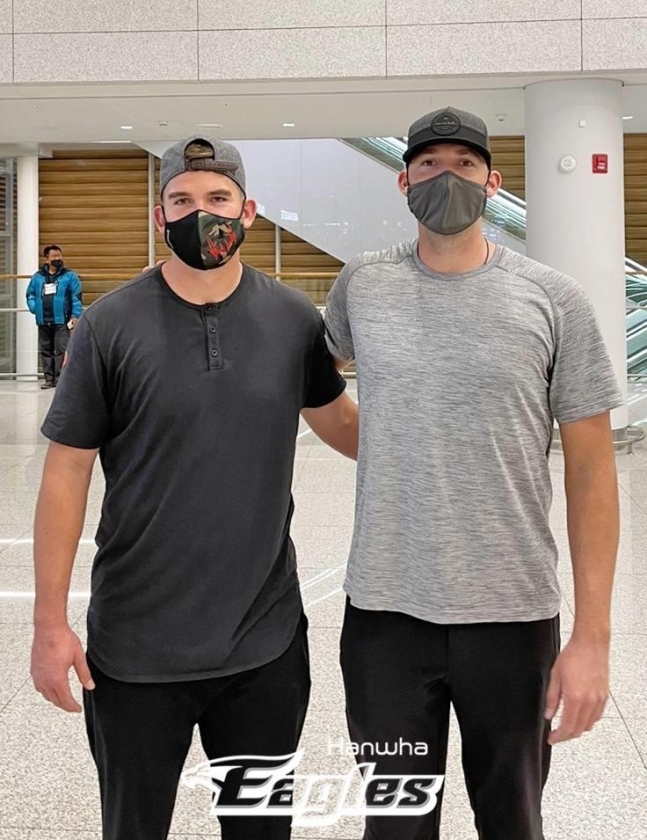 올시즌 KBO리그에 선보일 한화의 외국인 선수 라이온 힐리(왼쪽)와 라이언 카펜터가 17일 입국한 뒤 포즈를 취하고 있다