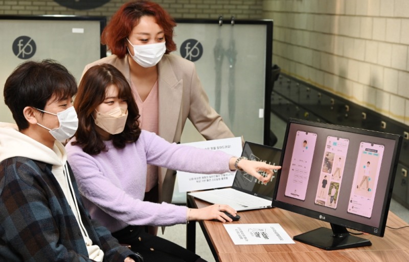 사외벤처로 분사한 EDWO팀이 고객에게 ‘히든피터’ 서비스를 소개하고 있다. (퓨처플레이 제공)