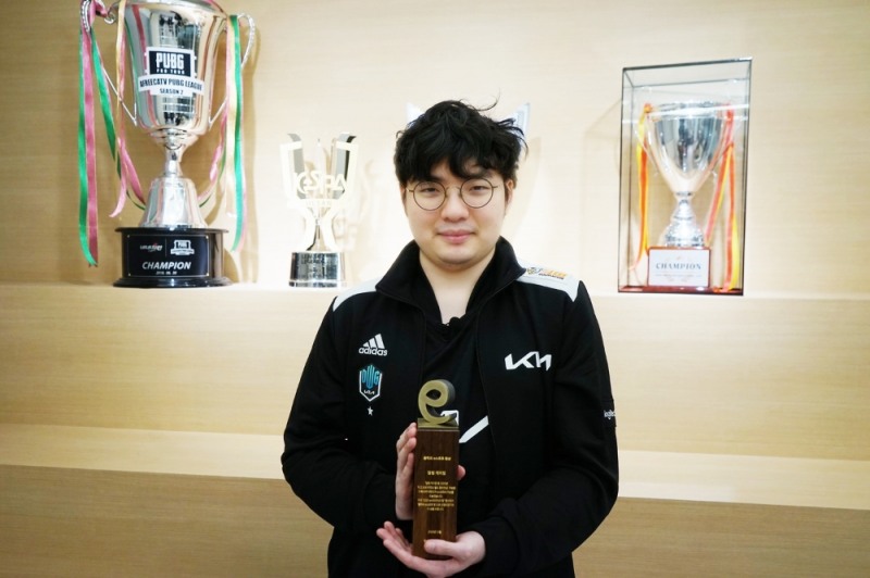 올해의 팀상 수상한 담원 기사의 서포터 '베릴' 조건희(사진=한국e스포츠협회 제공).