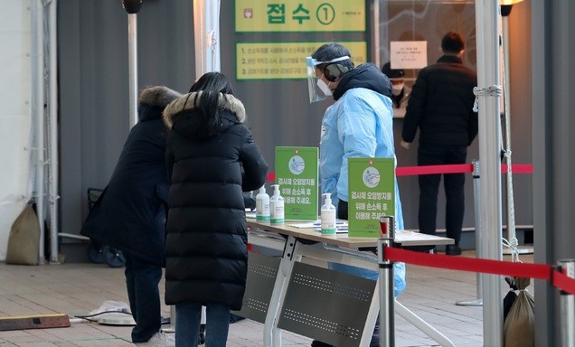 지난 17일 오전 서울 중구 서울광장에 마련된 신종 코로나바이러스 감염증(코로나19) 임시 선별 검사소에서 시민들이 검사를 받기 위해 이동하고 있다.