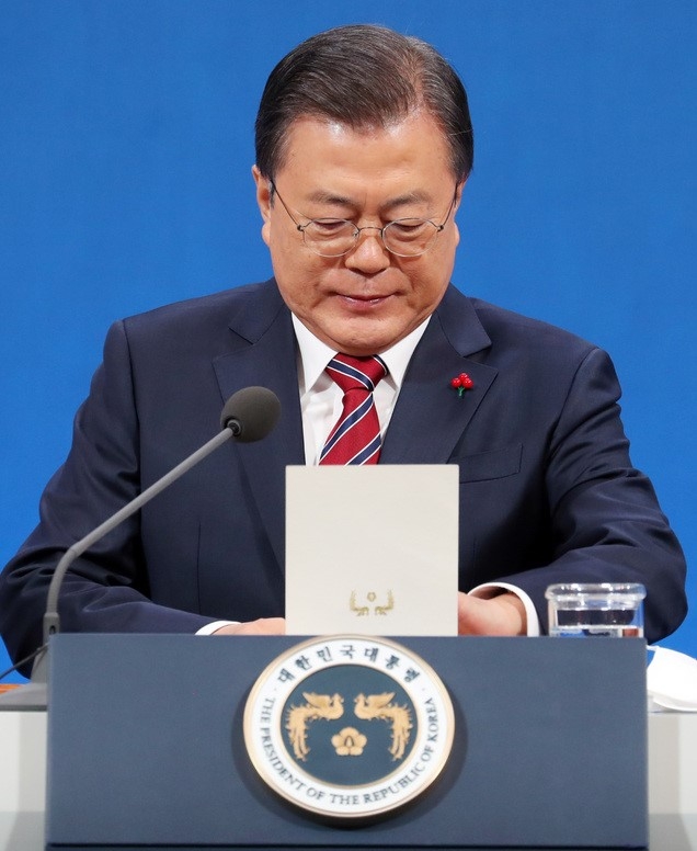 문재인 대통령이 18일 오전 청와대 춘추관에서 온·오프 혼합 방식으로 열린 '2021 신년 기자회견'에 참석하고 있다.