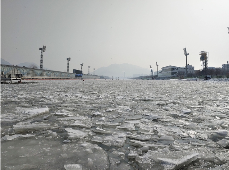 기록적인 한파로 미사 경정장 수면이 꽁꽁 얼어붙어 경정 모의경주는 수면이 확보 되는대로 진행할 예정이다