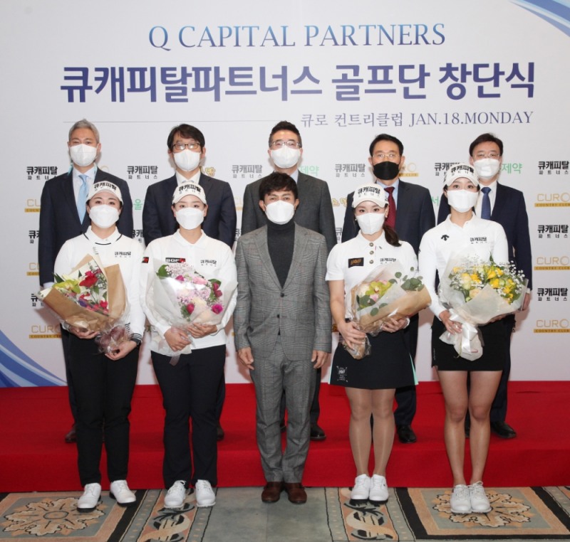 (앞열 왼쪽부터) 마다솜, 박채윤, 큐캐피탈파트너스 골프단 단장 오세욱, 황정미, 유효주 (뒷열 왼쪽부터) 큐로컨트리클럽 대표이사 김일준, 서울제약 대표이사 윤동현, 큐캐피탈파트너스 대표 황희연, 서울제약 사장 심봉환, 노랑푸드 대표이사 최명록