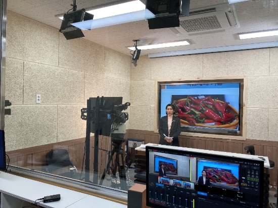 함평군농업기술센터 내 온라인 스튜디오에서 센터 소속 전문 지도사들이 교육영상을 촬영하고 있다./사진=함평군