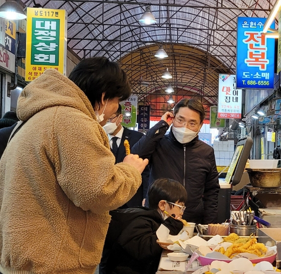 권오봉 여수시장이 지난 14일과 15일 진남시장과 교동시장, 수산물 시장 3개소를 찾았다./사진=여수시