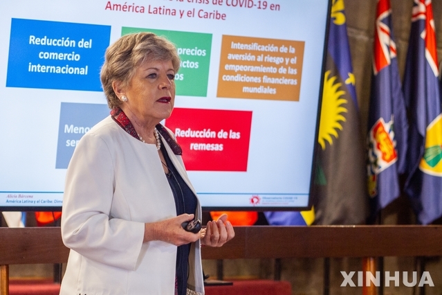 칠레 산티아고에서 열린 유엔 중남미위원회( UN ECLAC)의 지난 4월 21일 기자회견에서 각국의 코로나19 대응과 경제적 위축에 대해 연설하는 알리샤 바르세나 사무총장. 그는 8월 26일 기자회견에서 중남미 카리브해 국가들의 인터넷망 구축과 전자통신 기술 확보가 시급하다고 말했다.