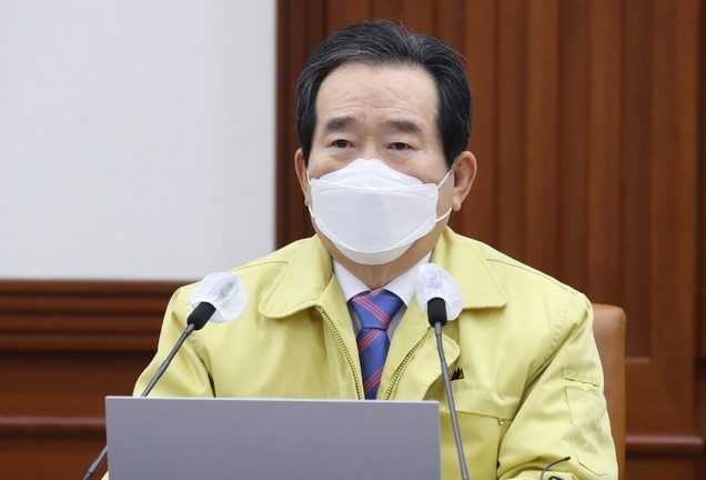 정세균 국무총리가 19일 오전 서울 종로구 정부서울청사에서 영상으로 열린 코로나19 대응 중앙재난안전대책본부(중대본) 회의에 참석해 발언하고 있다.