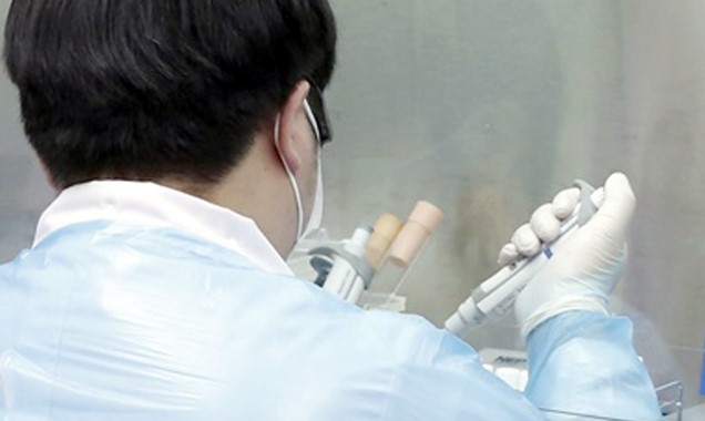 전남대학교병원 한 의료진이 신종 코로나바이러스 감염증(코로나19) 검사를 하고 있다. (사진=전남대학교병원 제공).