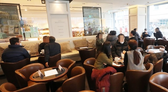 카페, 헬스장, 노래방 등 다중이용시설에 대한 방역조치가 일부 완화된 18일 오후 서울 여의도의 한 카페에서 시민들이 자리에 앉아 음료를 마시고 있다.