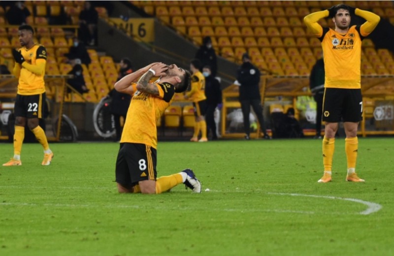 잉글랜드 프로축구에는 방랑자를 뜻하는 '원더러스'라는 이름을 가진 팀이 3개가 있다. 사진은 프리미어리그 울버햄튼 원더러스 선수들이 경기에 진 후 안타까워 하는 모습.