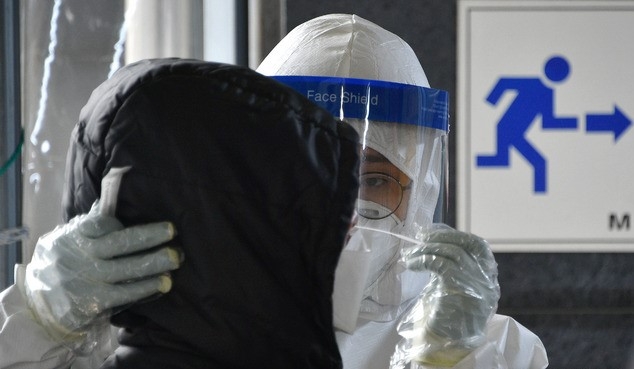 신종 코로나바이러스 감염증(코로나19) 신규 확진자 수가 41일 만에 400명대로 떨어진 가운데 11일 오전 대구 동구 보건소 코로나19 선별진료소에서 의료진이 검체 채취를 하고 있다.