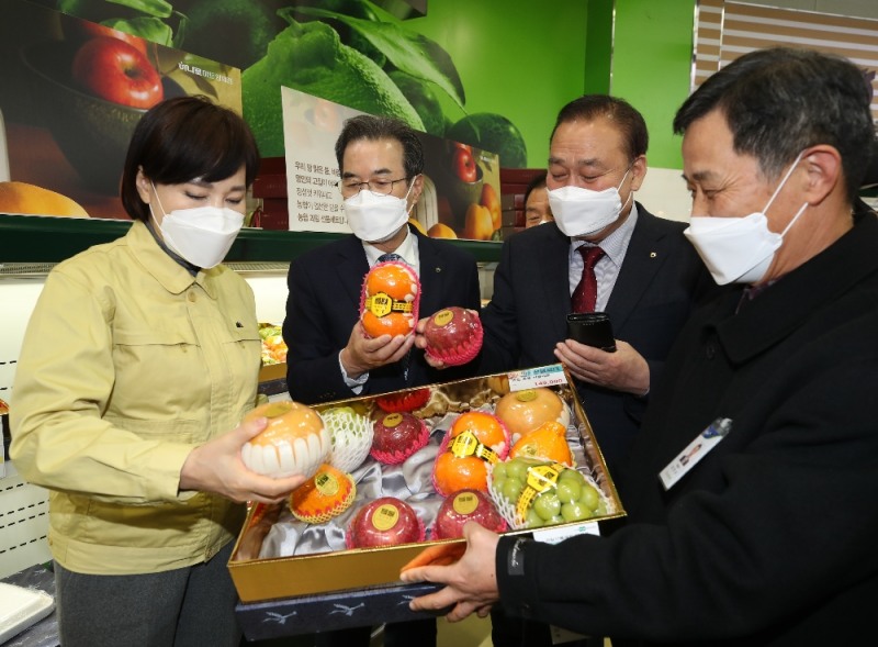 지난1월 13일, 이성희 농협중앙회장(왼쪽 두번째)과 전현희 국민권익위원장(왼쪽 첫번째)이 서울 서초구 농협유통 양재점에서 설 선물세트 등을 살펴보고 있다.