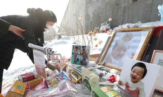 정인이 양부모에 대한 첫 재판이 열린 13일 경기도 양평군 서종면 하이패밀리 안데르센 공원묘원을 찾은 시민들이 고 정인 양을 추모하고 있다.