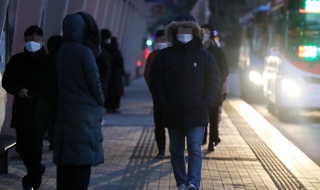 서울 아침 최저기온 -13도 등 전국에 한파특보가 내려진 지난 19일 오전 서울 영등포구 여의도 환승센터에서 두꺼운 옷차림의 시민들이 출근길 발걸음을 서두르고 있다.