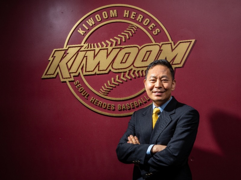 키움은 지난 15일 허홍 대표이사가 정식으로 취임하면서 이번 주 중으로 새 감독을 선임할 것으로 알려지고 있으나 아직 외국인타자를 영입하지 못하는 등 전체적으로 훈련 일정이 늦어지고 있다.