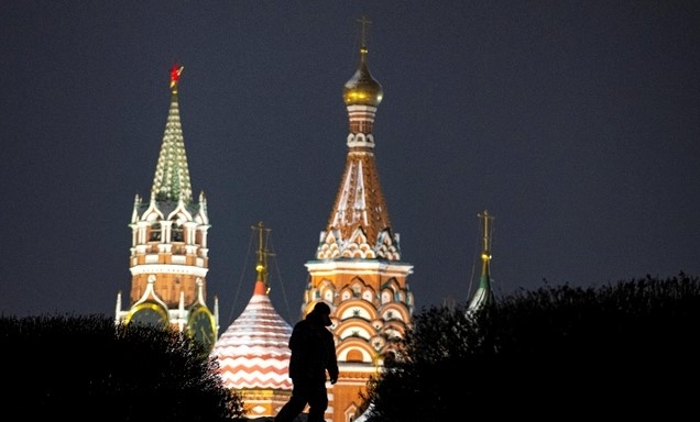 지난 12일 신종 코로나바이러스 감염증(코로나19) 예방을 위해 마스크를 쓴 한 러시아 국가근위대원이 자랴지예 공원을 순찰하고 있다.