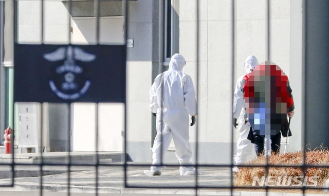 서울동부구치소 관련 신종 코로나바이러스 감염증(코로나19) 추가 확진자가 나온 지난 19일 송파구 서울동부구치소에서 방역복을 입은 관계자들이 수용자와 이동하고 있다.