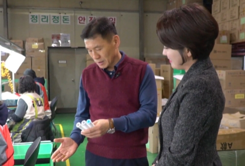 오교선 대표가 한국경제TV 김다솜 MC에게 자사 제품을 상세히 설명해주고 있는 모습.