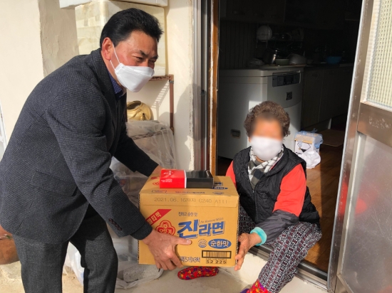 무안군 청계중학교 총동문회, 취약계층에 라면 200박스 기탁/사진=무안군