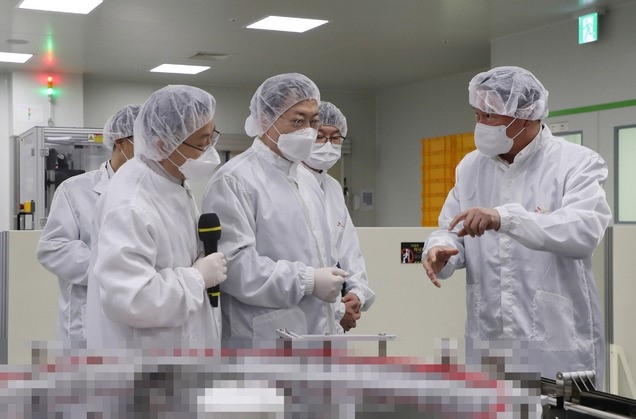 문재인 대통령이 20일 오전 경북 안동시 SK바이오사이언스 공장을 방문해 코로나19 백신 생산 시설을 시찰하던중 최태원 SK회장으로 부터 설명을 듣고 있다. SK바이오사이언스 공장에서는 국민들의 코로나19 예방 접종을 위해 공급될 아스트라제네카 백신을 위탁생산하고 있다.