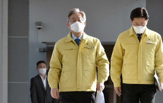 이재명 경기도지사가 20일 오전 경기도 수원시 팔달구 경기도청에서 10만원씩 경기도 전 도민에게 재난기본소득을 지급하는 내용의 기자회견을 위해 이동하고 있다.