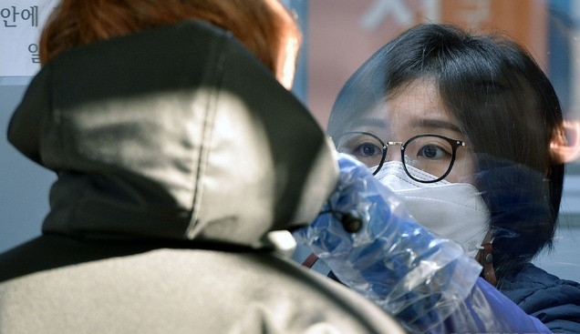 내 첫 신종 코로나바이러스 감염증(코로나19) 확진자 발생 1년이 된 20일 오전 대구 동구 보건소 코로나19 선별진료소에서 의료진이 검체 채취를 하고 있다.내 첫 신종 코로나바이러스 감염증(코로나19) 확진자 발생 1년이 된 20일 오전 대구 동구 보건소 코로나19 선별진료소에서 의료진이 검체 채취를 하고 있다.