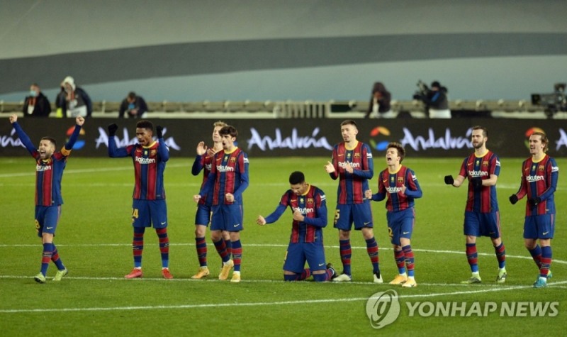 스페인의 세계적인 프로축구단 FC 바르셀로나 선수들이 승부차기서 승리를 한 뒤 기뻐하고 있다.